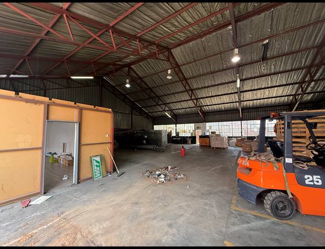1,265M² WAREHOUSE TO LET IN JET PARK